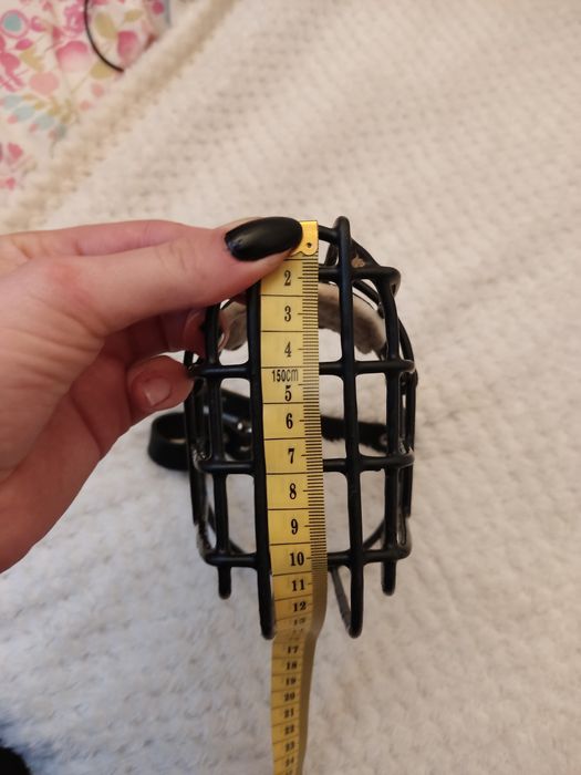 Duży metalowy kaganiec