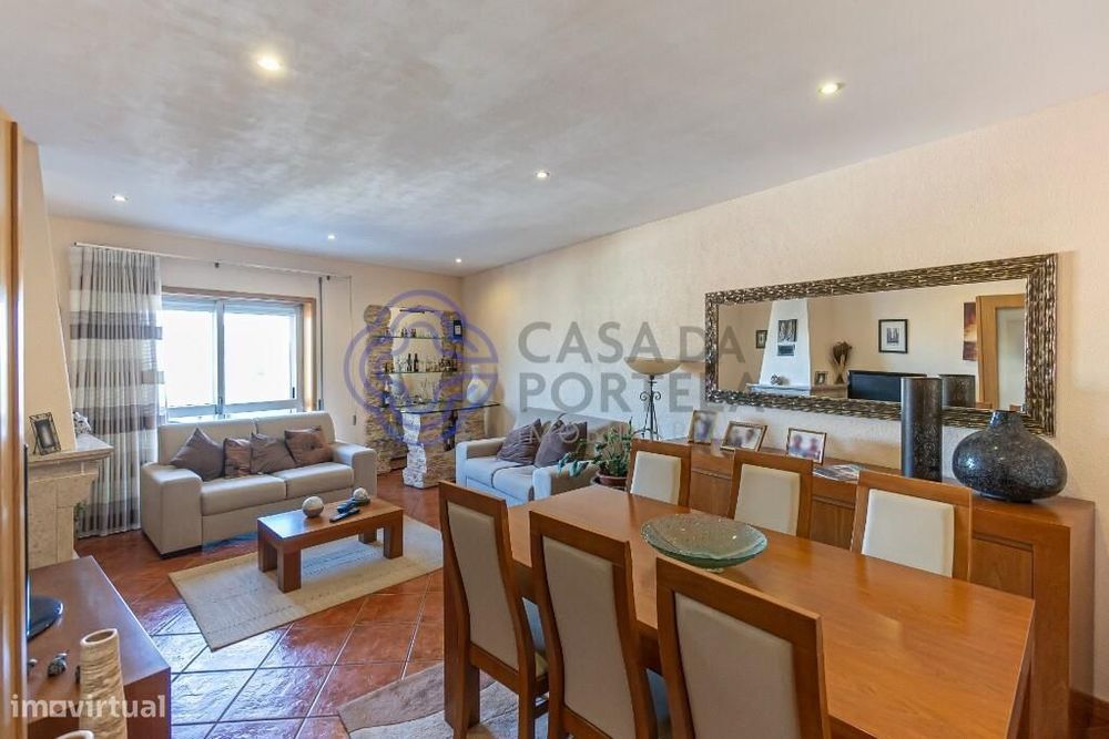 Apartamento T2 Totalmente Renovado junto à Av. da Carvalha em Fânzeres — Fânzeres E São Pedro Da Cova, Porto
