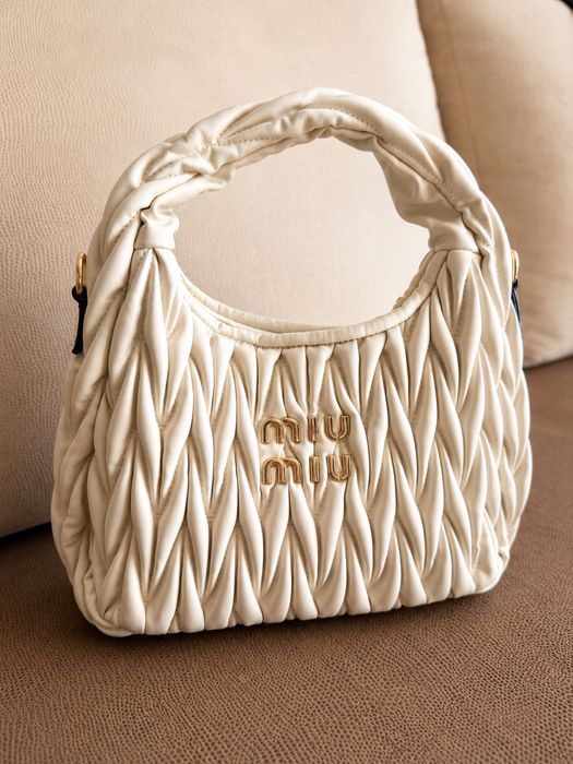 біла жіноча сумка Miu Miu