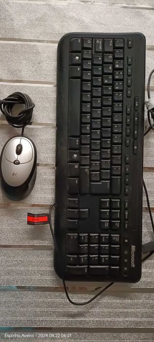 Teclado de computador Microsoft e rato