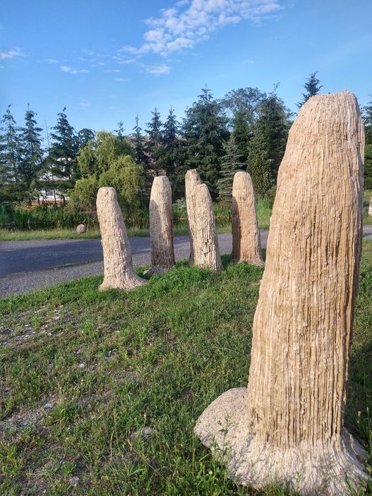 Głazy kamienie ogrodowe ozdoby Stalagmity