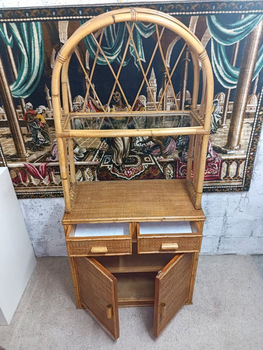 Móvel em bambu, exemplar estado.
Muito  versátil e com um design desigual. Medidas em foto no anúncio.
Intervenção de restauro.