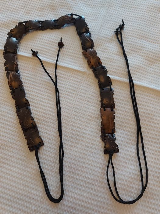 Cinto maleável, casca de coco, peça artesanal.