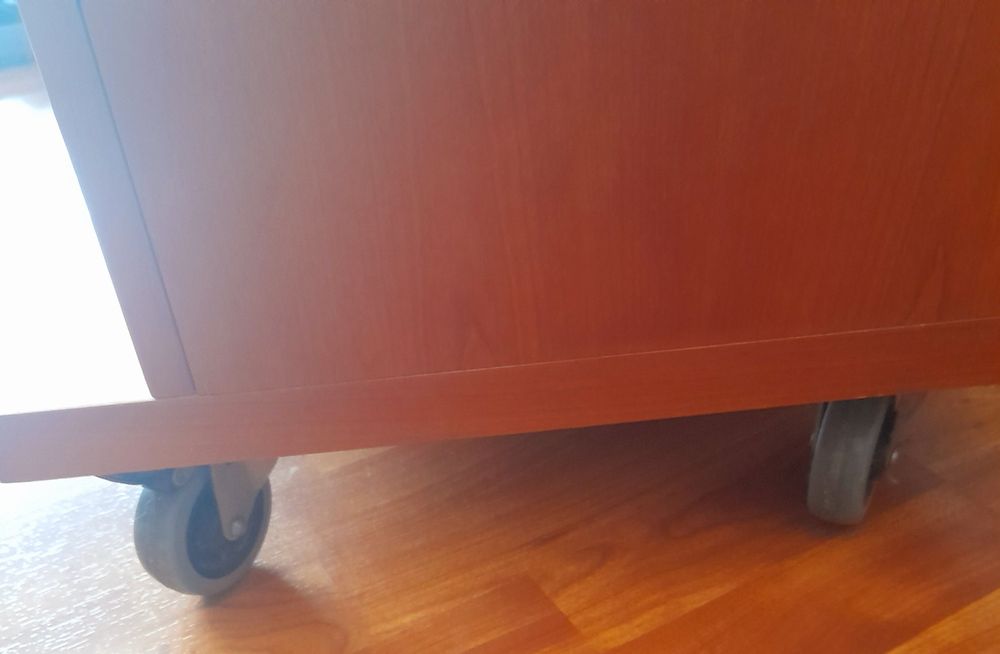 Mesa em madeira, com rodízios.