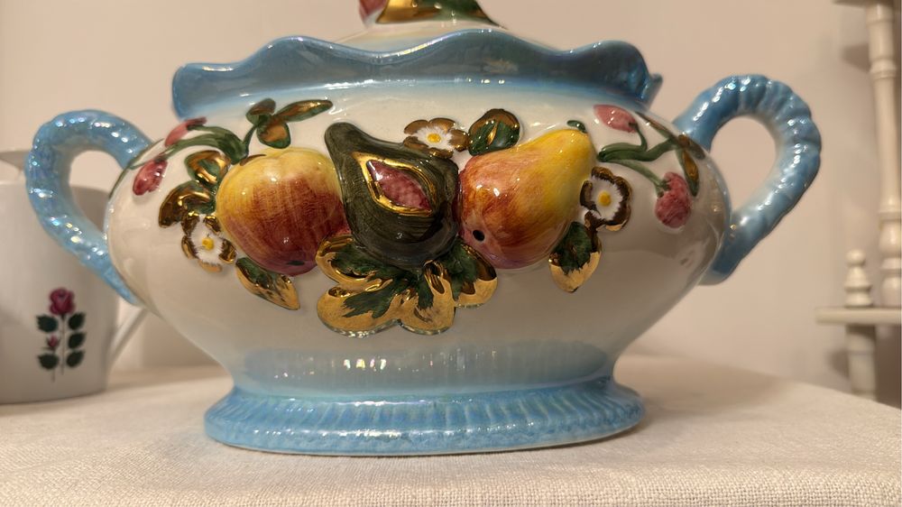 Duża ceramiczna wloska waza z owocami