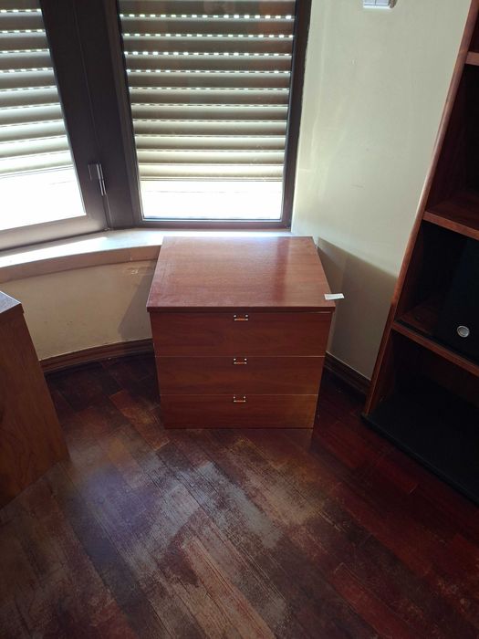Mesa de cabeceira de 3 Gavetas em Madeira com Estilo Moderno e Funcional