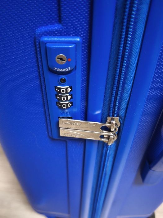 Валіза середнього "American tourist"розміру з пластику на 4 колесах