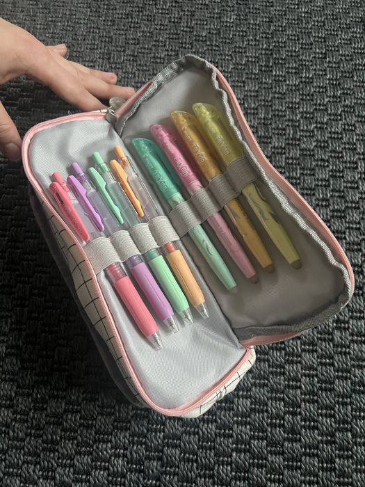 Piórnik angoo w kratkę biało różowy