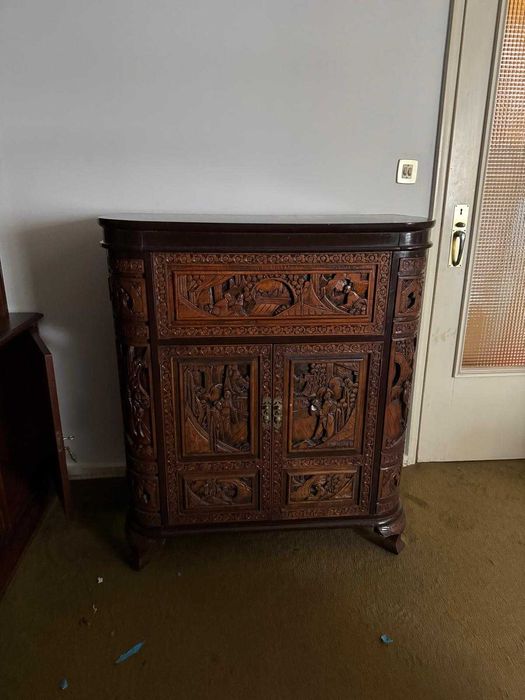 Bar antigo- esculpido a mão