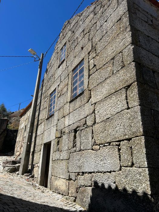 Troco casa de pedra para restauro em autocaravana