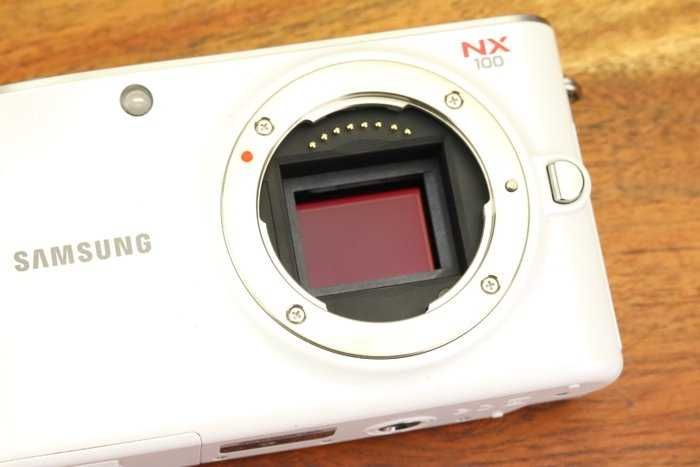 Corpo de câmara fotográfica Samsung NX100 em ótimo estado