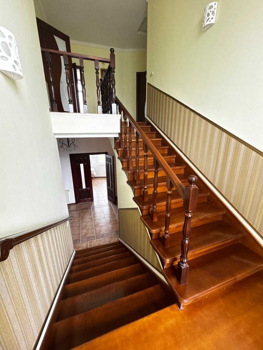 Продам новий будинок з ремонтом 245м2/10соток в Крихівцях.