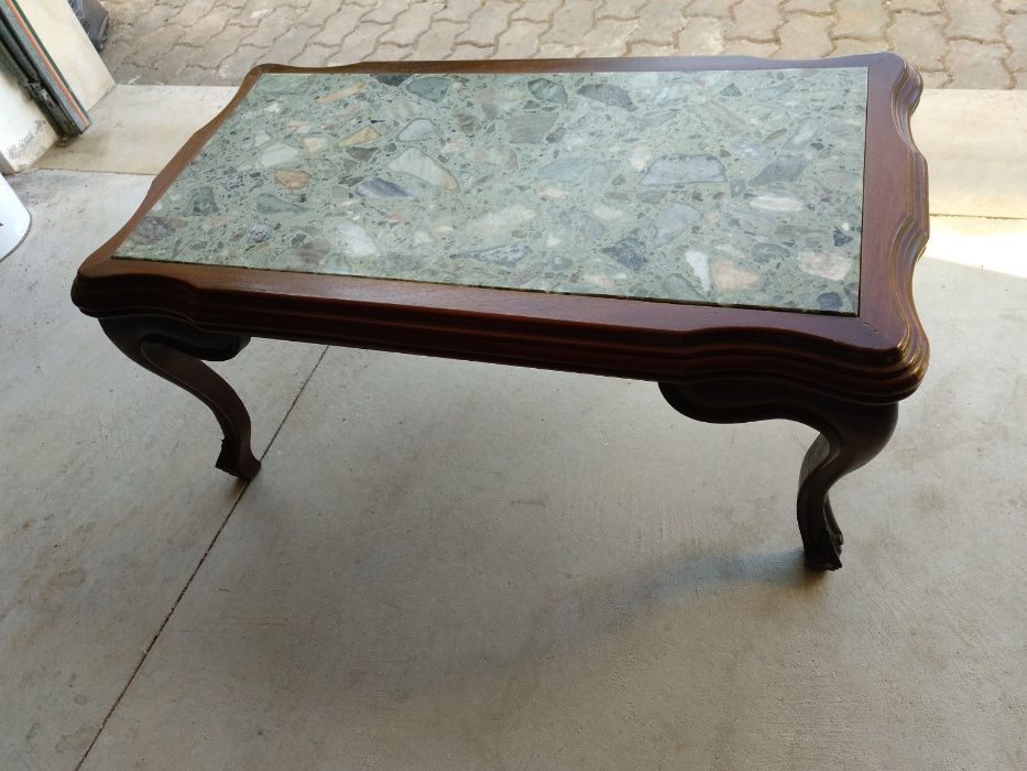 mesa pequena sala com tampo de pedra