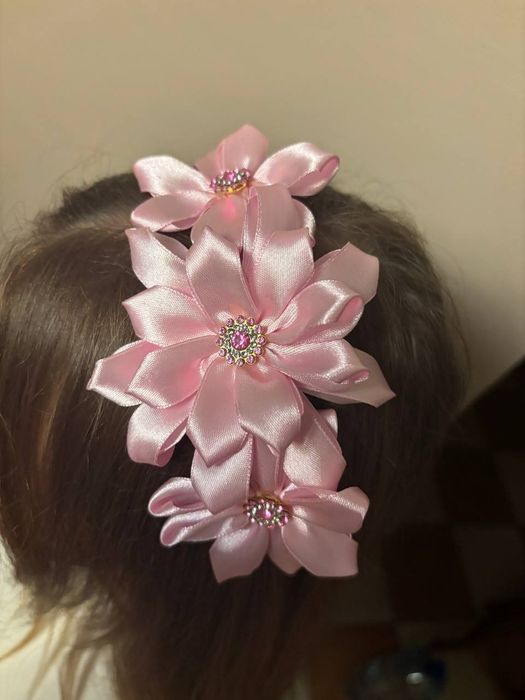 Rękodzieło w technice kanzashi – różowa opaska do włosów