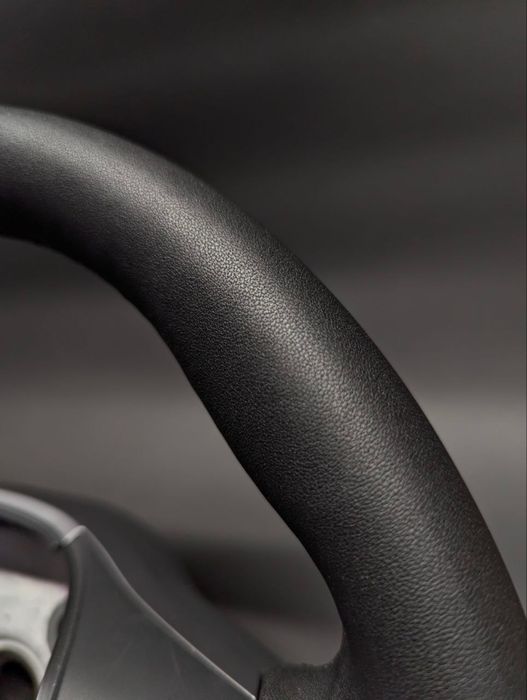 Перетягнуте кермо Tesla