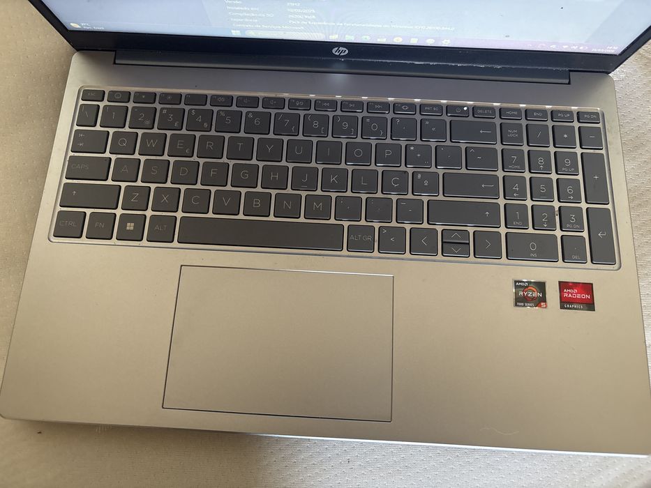 PC HP Laptop 15-fc0004np 15.6"