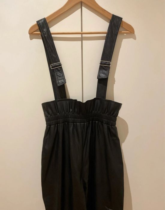 Jardineiras em napa com fecho Bershka S