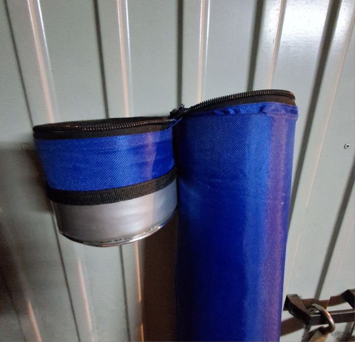 Saco tubo rígido para canas de pesca.