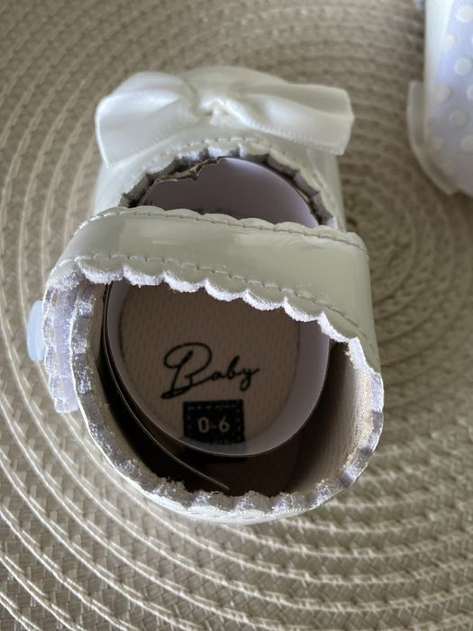 Białe buciki do chrztu lakierowane 0-6 msc