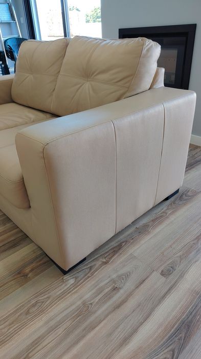 Sofá em pele genuína dois lugares cor creme