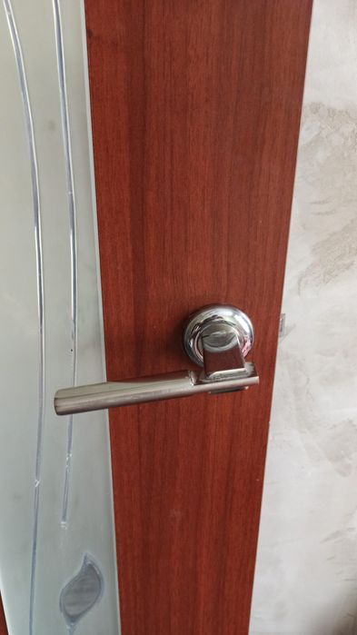 Межкомнатная дверь с ручкой