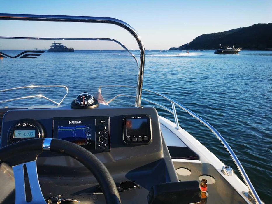 BENETEAU FLYER 5.5 SUNDECK | SUZUKI 140 HP | 2019 - c/ atrelado