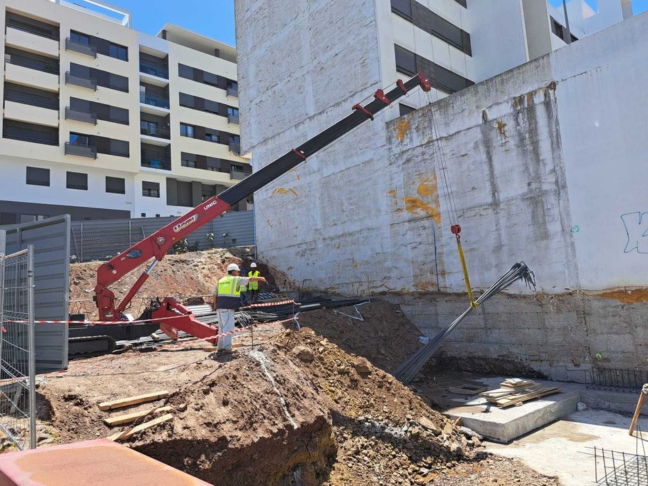 Mini grua aranha UNIC URW-547 para Aluguer e Prestação de Serviços