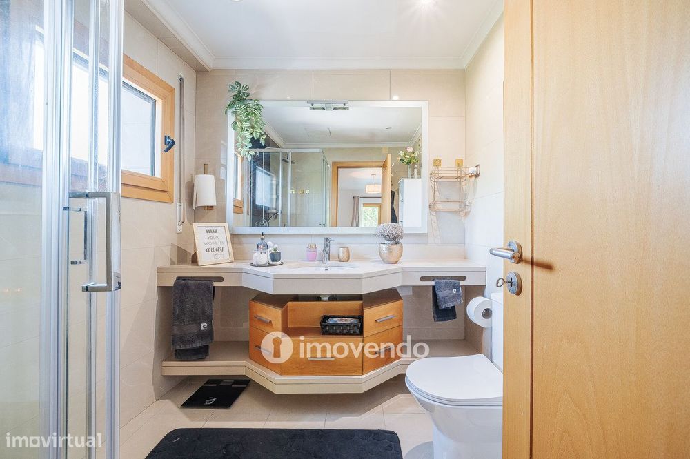 Apartamento T2 moderno, com garagem e varanda enorme, na Malvarosa