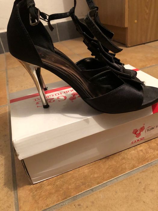 Buty sandały z pięknym żabotem roz.37