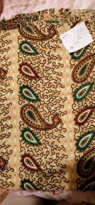 Restos de tecidos africanos e outros.