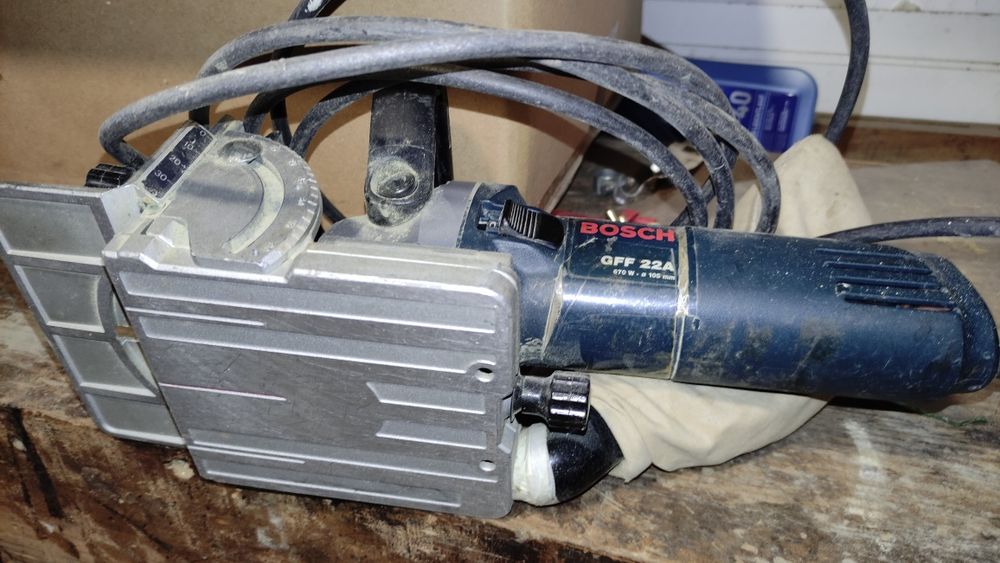 Lameladora / Fresadora Bosch 670W GFF 22A Profissional