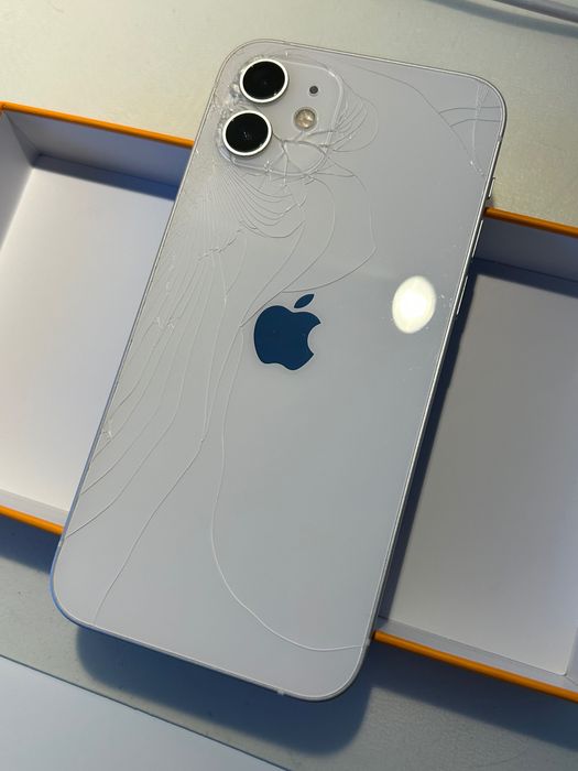 Iphone 12 128GB bom estado geral, vidro traseiro partido+capa incluída