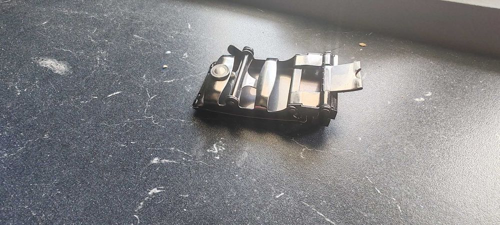 Cinto preto com fivela prateada