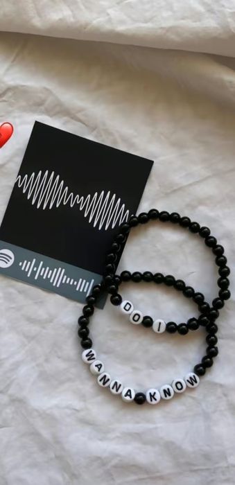 Стильні парні браслети (текст ваший)