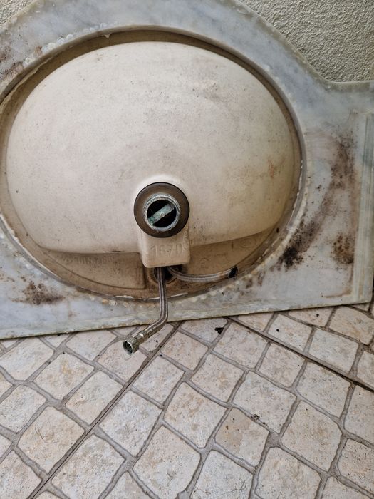 Lavatório cerâmico com torneira