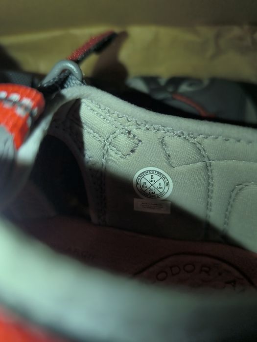 Продам недорого нові підліткові трекінгове сандалі