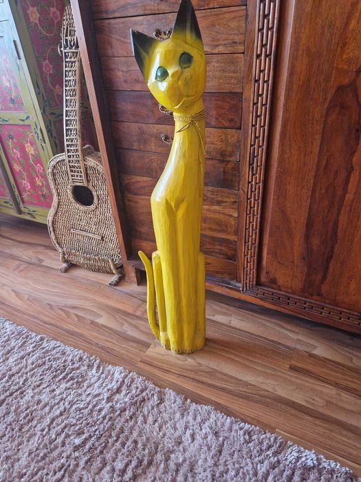 Gato grande de madeira