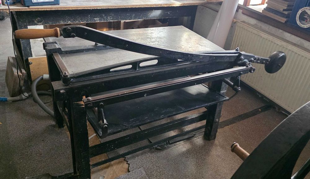Nożyce introligatorskie – ręczna gilotyna nożycowa.