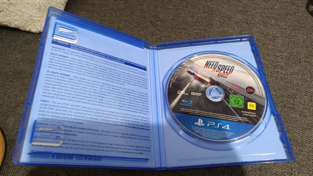 PlayStation 4 com 3 jogos e 2 comandos ( troco por uma 4060 ti