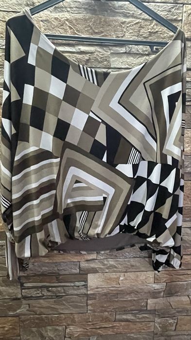 Blusa com padrão e elástico no fundo