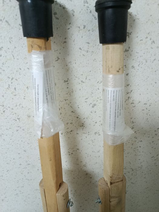 Костыли деревянные.