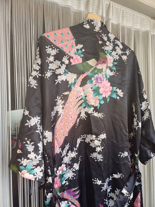 Kimono chinês  acetinado, preto, com pavões e flores