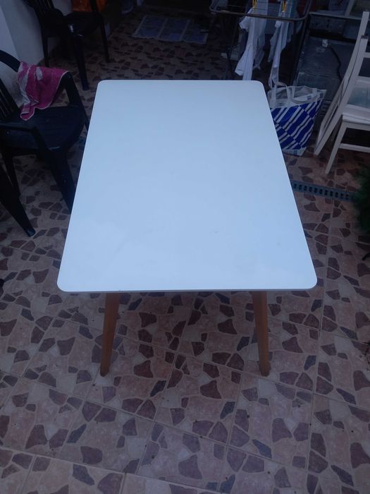 Mesa de cozinha sem cadeiras