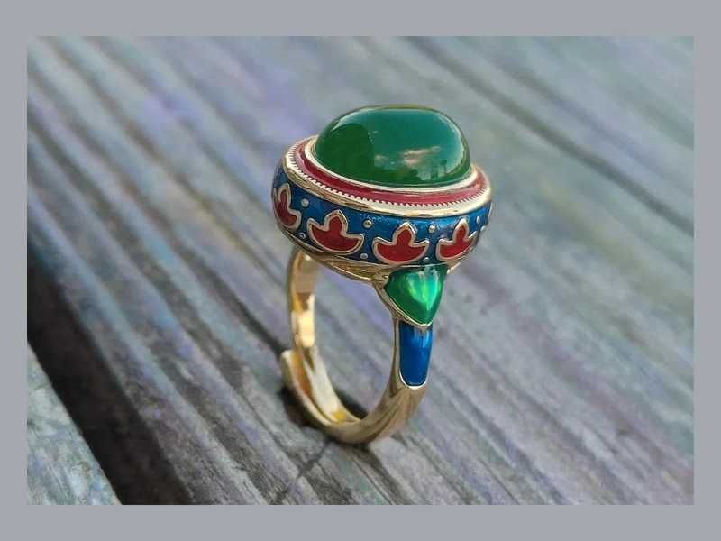 Pierścień orientalny – zielony nefrytowy blask i złota harmonia