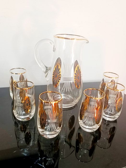 Conjunto de jarro e copos.