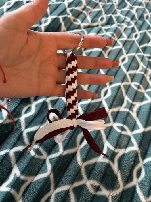 Porta chaves em branco e bordo