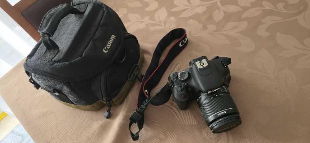 Canon EOS 600 D + Objetiva 18-55 mm