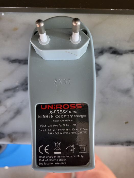 Carregador de Baterias Ni-MH/Ni-Cd Uniross X-PRESS Mini - Bom Estado