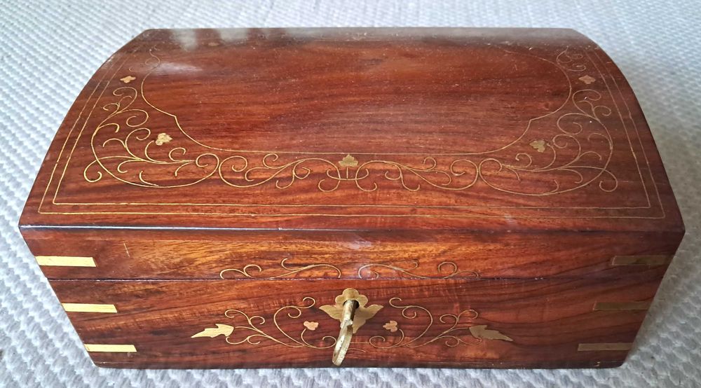 Guarda jóias de madeira com embutidos dourados