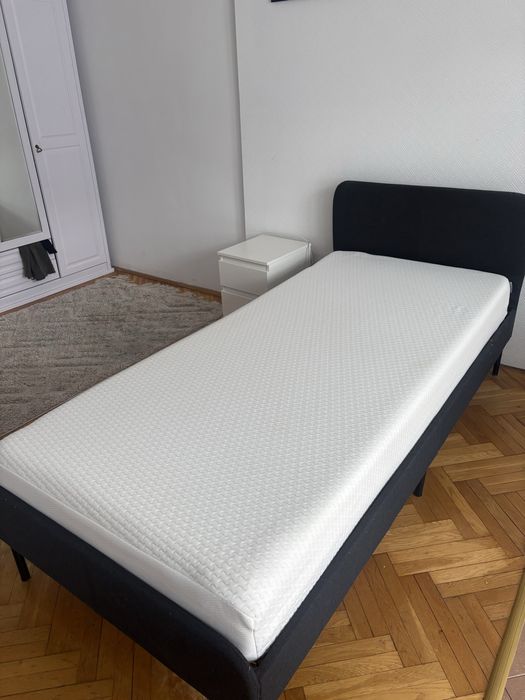 łóżko z materacem